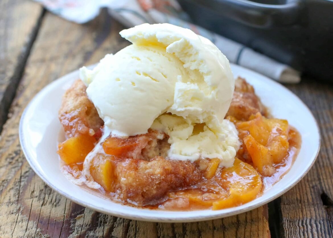 Peach Cobbler with ice-cream